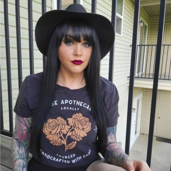 Schitt's Creek | Rose Apothecary Short Sleeve Graphic T-Shirt | Size Extra Large - Picture 2 of 8